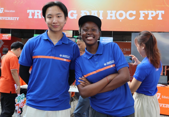 Thử th&aacute;ch đ&aacute;nh cờ c&ugrave;ng robot: Điểm nhấn c&ocirc;ng nghệ tại ng&agrave;y hội tư vấn m&ugrave;a thi - Ảnh 3.