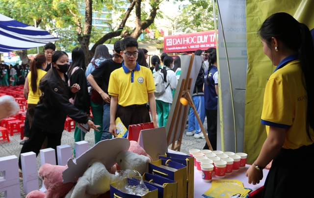 Thử th&aacute;ch đ&aacute;nh cờ c&ugrave;ng robot: Điểm nhấn c&ocirc;ng nghệ tại ng&agrave;y hội tư vấn m&ugrave;a thi - Ảnh 4.