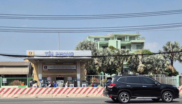 Tuyến đường 17 km có 6 cây xăng không chấp nhận chuyển khoản ở TP.HCM - Ảnh 1.