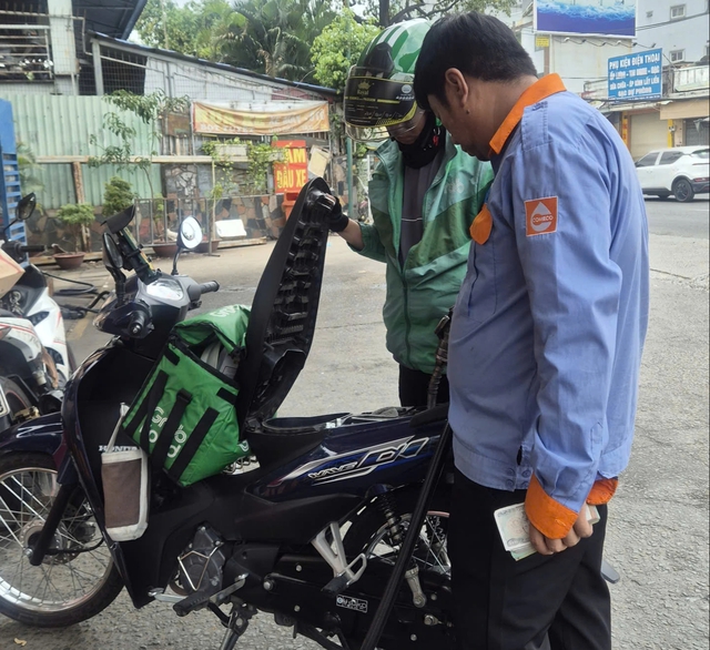 Tuyến đường 17 km có 6 cây xăng không chấp nhận chuyển khoản ở TP.HCM - Ảnh 7.