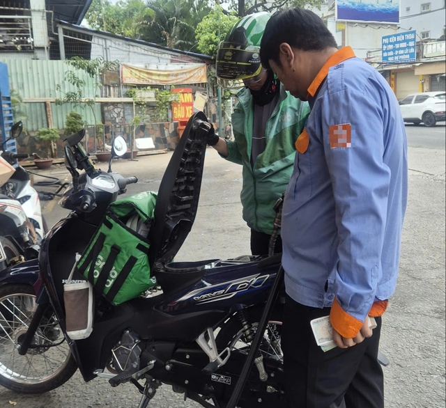 Tuyến đường 17 km c&oacute; 6 c&acirc;y xăng kh&ocirc;ng chấp nhận chuyển khoản ở TP.HCM - Ảnh 7.