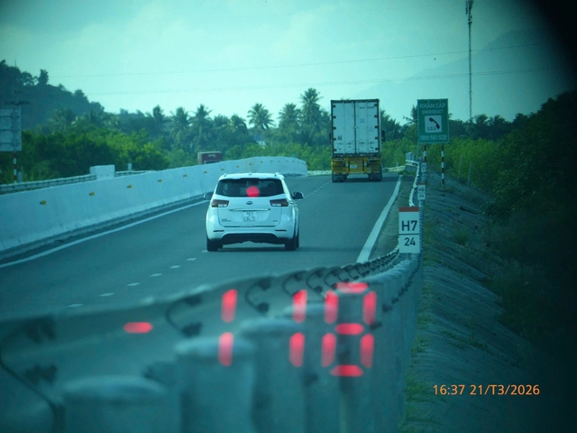 Đỗ xe ngủ tr&ecirc;n cao tốc, t&agrave;i xế bị CSGT gọi dậy lập bi&ecirc;n bản - Ảnh 2.