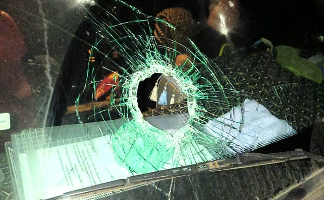 Lái xe kể khoảnh khắc 'dính đá' khi lưu thông qua cao tốc Quảng Trị- Ảnh 1. Lái xe kể khoảnh khắc 'dính đá' khi lưu thông qua cao tốc Quảng Trị- Ảnh 1.