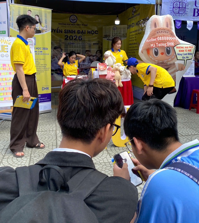 Thử th&aacute;ch đ&aacute;nh cờ c&ugrave;ng robot: Điểm nhấn c&ocirc;ng nghệ tại ng&agrave;y hội tư vấn m&ugrave;a thi - Ảnh 6.