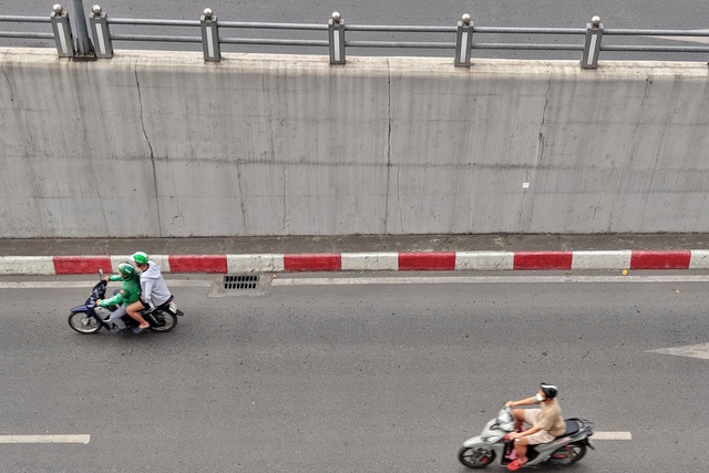 Hầm chui 700 tỉ đồng ở H&agrave; Nội xuất hiện nhiều vết nứt - Ảnh 7.