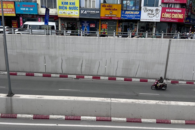 Hầm chui 700 tỉ đồng ở H&agrave; Nội xuất hiện nhiều vết nứt - Ảnh 1.