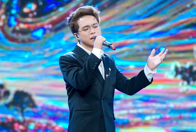 Nam ca sĩ từng học ng&acirc;n h&agrave;ng, rẽ hướng đi h&aacute;t v&igrave; bị bạn b&egrave; tr&ecirc;u chọc- Ảnh 1.