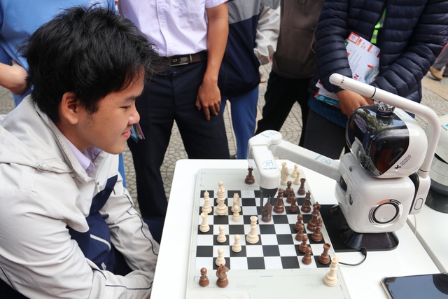 Thử th&aacute;ch đ&aacute;nh cờ c&ugrave;ng robot: Điểm nhấn c&ocirc;ng nghệ tại ng&agrave;y hội tư vấn m&ugrave;a thi - Ảnh 2.