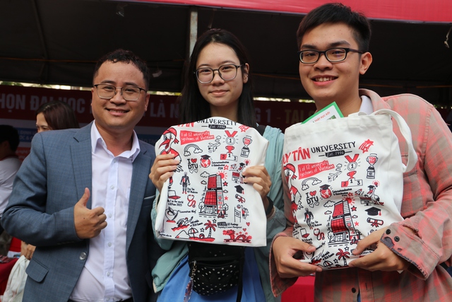 Thử th&aacute;ch đ&aacute;nh cờ c&ugrave;ng robot: Điểm nhấn c&ocirc;ng nghệ tại ng&agrave;y hội tư vấn m&ugrave;a thi - Ảnh 7.