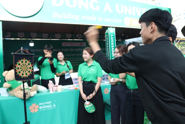 Thử th&aacute;ch đ&aacute;nh cờ c&ugrave;ng robot: Điểm nhấn c&ocirc;ng nghệ tại ng&agrave;y hội tư vấn m&ugrave;a thi - Ảnh 5.