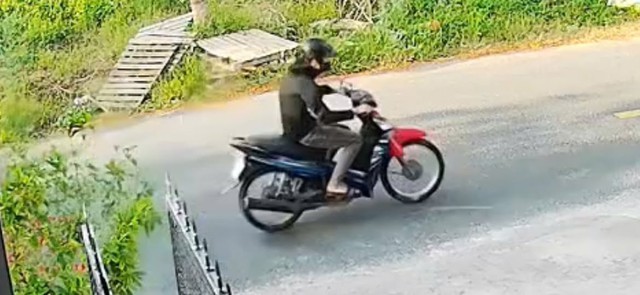 Công an Cần Thơ truy tìm người giật dây chuyền trên tỉnh lộ 931, có thưởng - Ảnh 1.