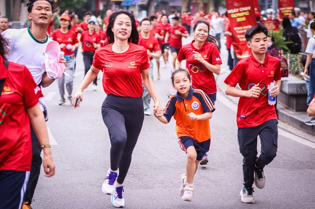 Sôi nổi Ngày chạy Olympic 2026, thu hút hơn triệu người tham gia trên toàn quốc- Ảnh 2. Sôi nổi Ngày chạy Olympic 2026, thu hút hơn triệu người tham gia trên toàn quốc- Ảnh 2.