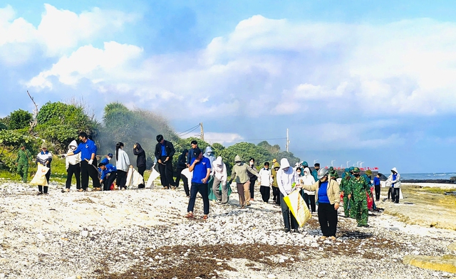 Đặc khu L&yacute; Sơn ra qu&acirc;n Ng&agrave;y chủ nhật xanh l&agrave;m đẹp từ biển đảo đến di t&iacute;ch- Ảnh 1.