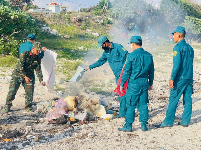 Đặc khu L&yacute; Sơn ra qu&acirc;n Ng&agrave;y chủ nhật xanh l&agrave;m đẹp từ biển đảo đến di t&iacute;ch- Ảnh 2.