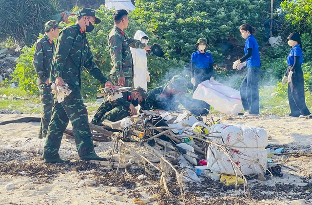 Đặc khu L&yacute; Sơn ra qu&acirc;n Ng&agrave;y chủ nhật xanh l&agrave;m đẹp từ biển đảo đến di t&iacute;ch- Ảnh 3.