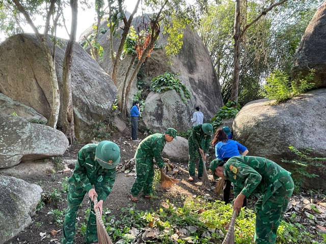 Đặc khu L&yacute; Sơn ra qu&acirc;n Ng&agrave;y chủ nhật xanh l&agrave;m đẹp từ biển đảo đến di t&iacute;ch- Ảnh 5.