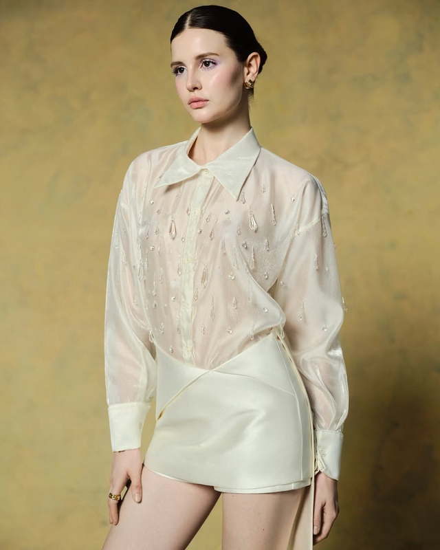 Trang phục đính đá chiếm trọn sự thu hút trong đêm tiệc- Ảnh 1.