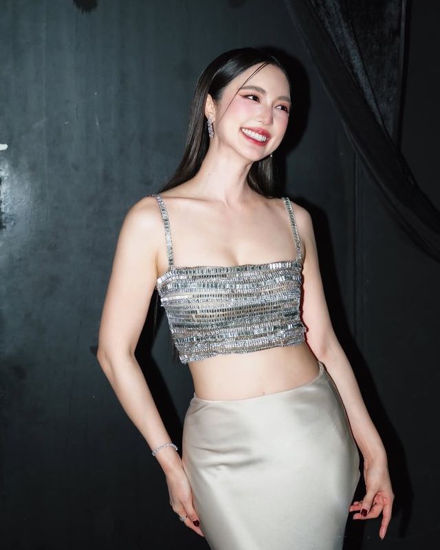 Trang phục đính đá chiếm trọn sự thu hút trong đêm tiệc- Ảnh 2.