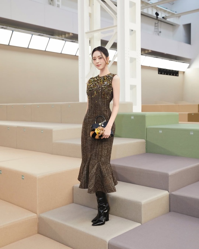 Trang phục đính đá chiếm trọn sự thu hút trong đêm tiệc- Ảnh 3.