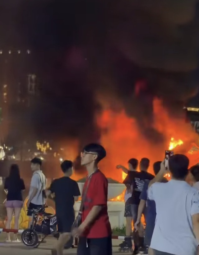 Cháy linh vật ngựa ở Huế, nguyên nhân có thể do chập đèn LED- Ảnh 1. Cháy linh vật ngựa ở Huế, nguyên nhân có thể do chập đèn LED- Ảnh 1.