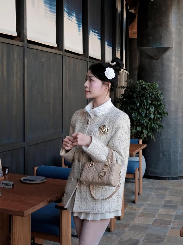 Chỉ với một chiếc cài áo, trang phục tầm thường cũng hóa sang trọng- Ảnh 1.