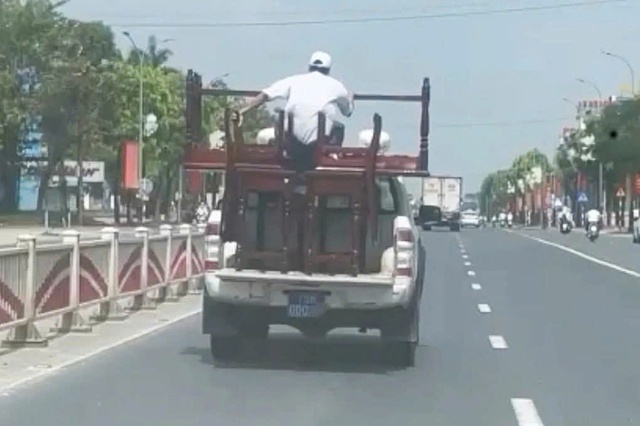 Xe bán tải biển xanh chở người và bàn ghế sau thùng, CSGT Huế vào cuộc- Ảnh 1. Xe bán tải biển xanh chở người và bàn ghế sau thùng, CSGT Huế vào cuộc- Ảnh 1.