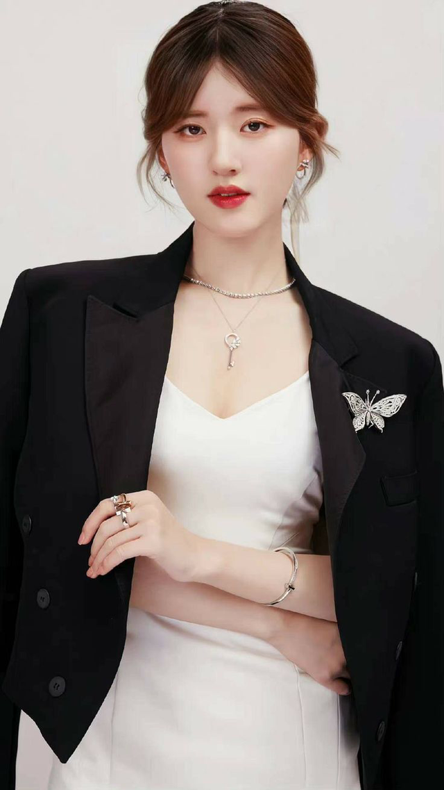 Chỉ với một chiếc cài áo, trang phục tầm thường cũng hóa sang trọng- Ảnh 2.