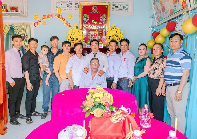 C&acirc;u chuyện cảm động về 8 người con trai chăm cha gi&agrave; trong những ng&agrave;y cuối đời - Ảnh 2.