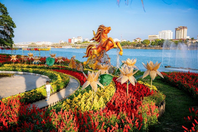 Cháy linh vật ngựa ở Huế, nguyên nhân có thể do chập đèn LED- Ảnh 3. Cháy linh vật ngựa ở Huế, nguyên nhân có thể do chập đèn LED- Ảnh 3.