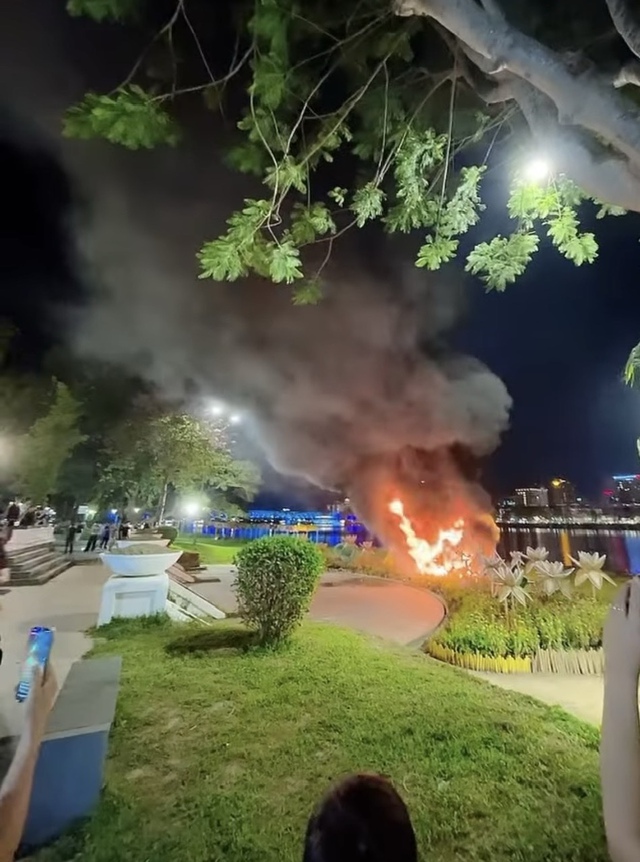 Cháy linh vật ngựa ở Huế, nguyên nhân có thể do chập đèn LED- Ảnh 2. Cháy linh vật ngựa ở Huế, nguyên nhân có thể do chập đèn LED- Ảnh 2.