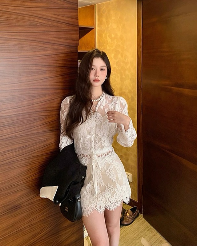 Áo blouse ren cách điệu mang chút điệu đà cho ngày hè- Ảnh 3.