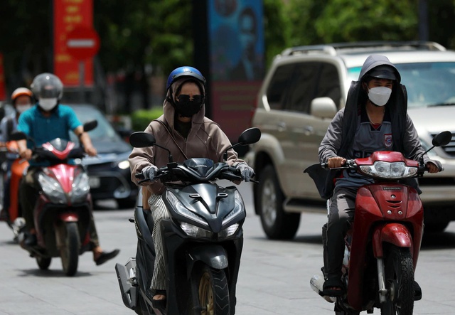 H&ocirc;m nay, TP.HCM nắng n&oacute;ng đạt mức cao nhất kể từ đầu m&ugrave;a  - Ảnh 1.