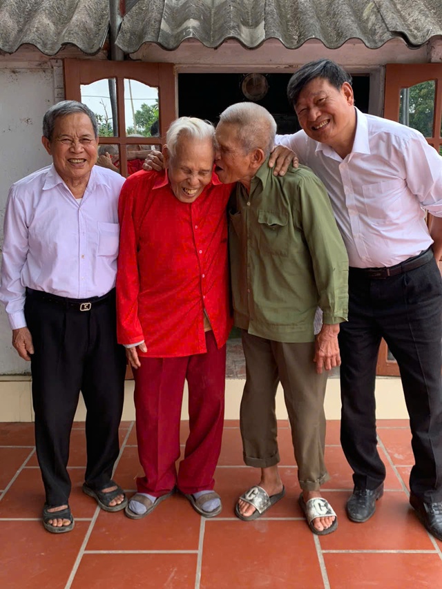 Cụ &ocirc;ng 102 tuổi đi hơn 200 km thăm em trai, gặp lại sau 3 năm xa c&aacute;ch - Ảnh 2.