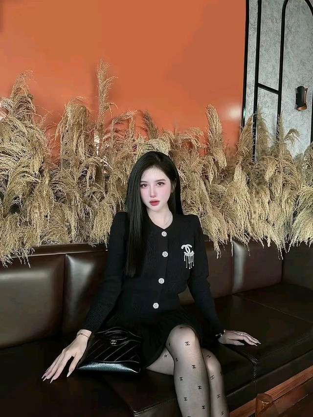 Chỉ với một chiếc cài áo, trang phục tầm thường cũng hóa sang trọng- Ảnh 5.