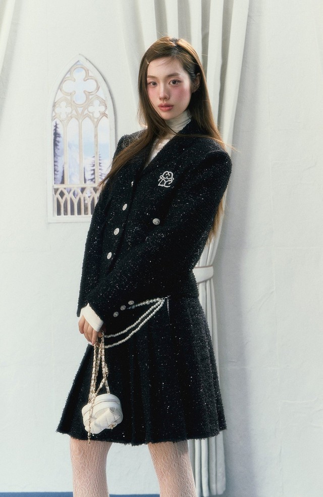 Chỉ với một chiếc cài áo, trang phục tầm thường cũng hóa sang trọng- Ảnh 6.