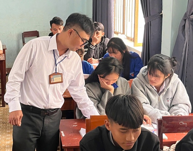 'Gieo chữ' tr&ecirc;n non: H&agrave;nh tr&igrave;nh nhọc nhằn của người thầy - Ảnh 2.