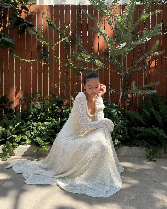 Phong cách tối giản nhưng nổi bật cùng trang phục màu trắng - Ảnh 9.