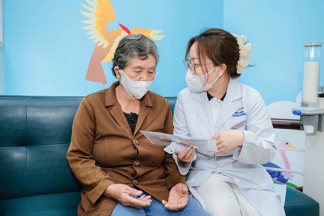 Long Châu và Abbott đưa 2.000 liều vắc xin cúm miễn phí đến người dân miền Trung- Ảnh 1. Long Châu và Abbott đưa 2.000 liều vắc xin cúm miễn phí đến người dân miền Trung- Ảnh 1.