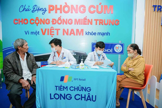 Long Châu và Abbott đưa 2.000 liều vắc xin cúm miễn phí đến người dân miền Trung- Ảnh 2. Long Châu và Abbott đưa 2.000 liều vắc xin cúm miễn phí đến người dân miền Trung- Ảnh 2.