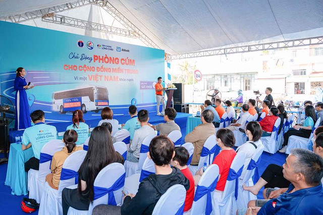 Long Châu và Abbott đưa 2.000 liều vắc xin cúm miễn phí đến người dân miền Trung- Ảnh 3. Long Châu và Abbott đưa 2.000 liều vắc xin cúm miễn phí đến người dân miền Trung- Ảnh 3.