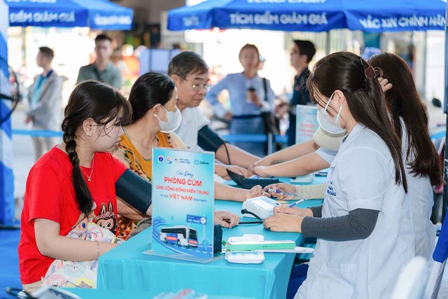 Long Châu và Abbott đưa 2.000 liều vắc xin cúm miễn phí đến người dân miền Trung- Ảnh 4. Long Châu và Abbott đưa 2.000 liều vắc xin cúm miễn phí đến người dân miền Trung- Ảnh 4.