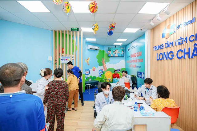 Long Châu và Abbott đưa 2.000 liều vắc xin cúm miễn phí đến người dân miền Trung- Ảnh 5. Long Châu và Abbott đưa 2.000 liều vắc xin cúm miễn phí đến người dân miền Trung- Ảnh 5.