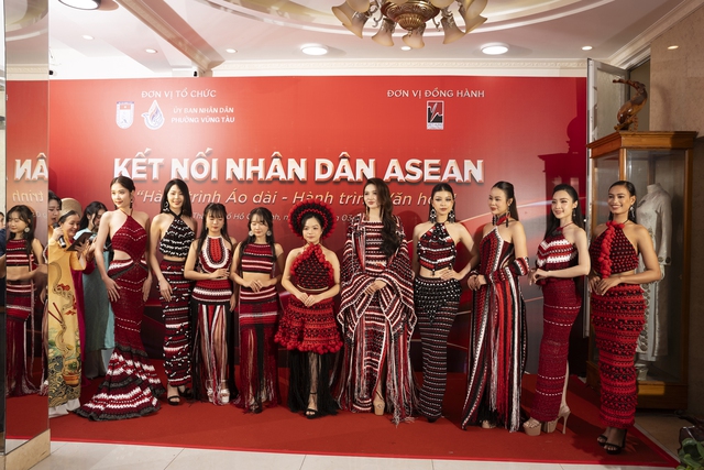 Người đẹp Ê Đê đọ sắc với Á hậu Thu Ngân - Ảnh 1.