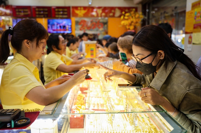 Gi&aacute; v&agrave;ng lao dốc, tiết kiệm hưởng lợi- Ảnh 1.