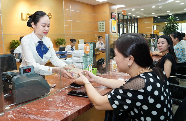 Gi&aacute; v&agrave;ng lao dốc, tiết kiệm hưởng lợi- Ảnh 2.