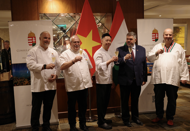 Đầu bếp Hungary mang súp bò hầm đãi thực khách TP.HCM - Ảnh 1.