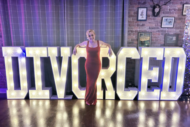 Mở tiệc ăn mừng ly hôn, người phụ nữ nói 'đáng hơn đám cưới' - Ảnh 2.