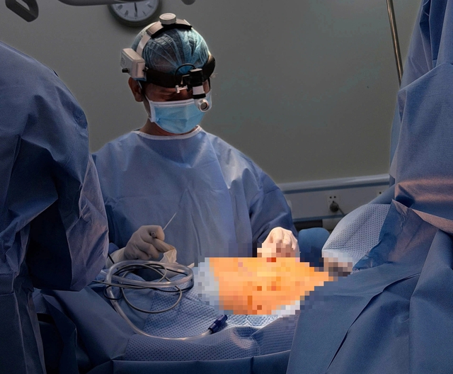 Ca bệnh hiếm: Gần 2 kg nội tạng 'di cư' lên ngực gây xẹp phổi cụ bà - Ảnh 1.