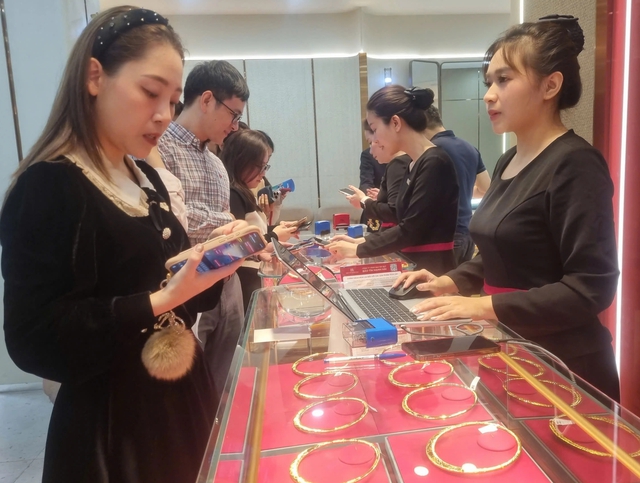 Giá vàng cao hơn thế giới 30 triệu/lượng, người mua đối mặt rủi ro kép- Ảnh 2. Giá vàng cao hơn thế giới 30 triệu/lượng, người mua đối mặt rủi ro kép- Ảnh 2.