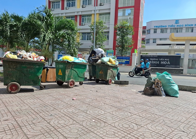 Điểm tập kết r&aacute;c g&acirc;y &ocirc; nhiễm- Ảnh 1.